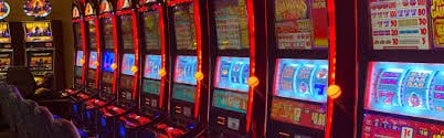 Live casino dengan dealer profesional dan permainan blackjack, roulette real-time